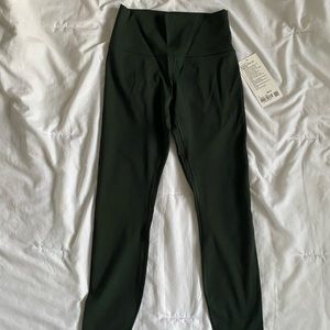 NWT - Rainforest Wunder Under 25in - Size 6